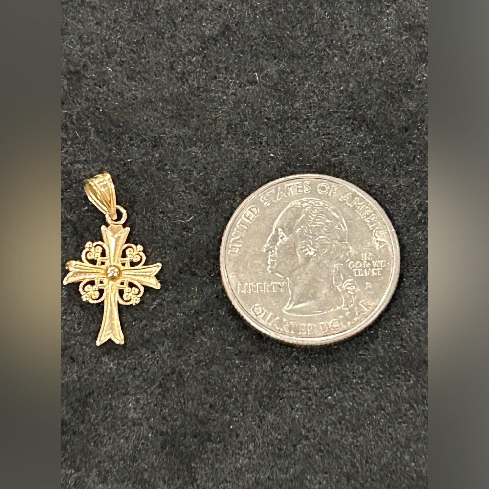 14K Yellow Gold VINTAGE Delicate Cross Pendant - Picture 2 of 4